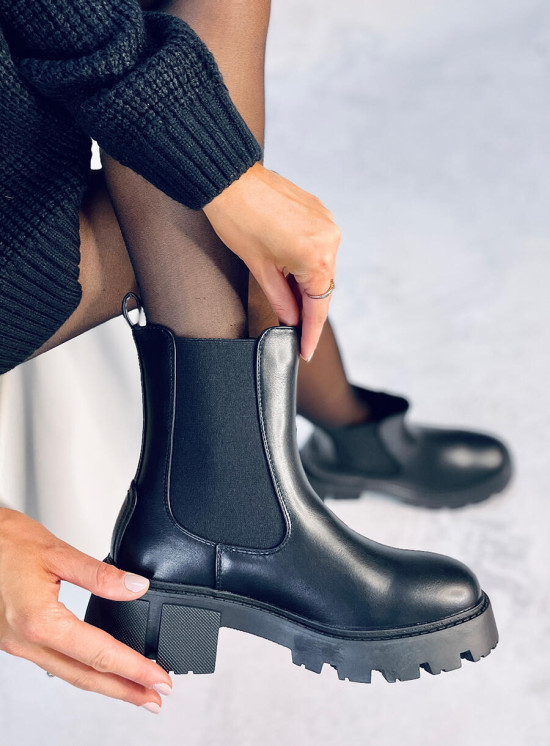 Botine înalte de culoare neagră