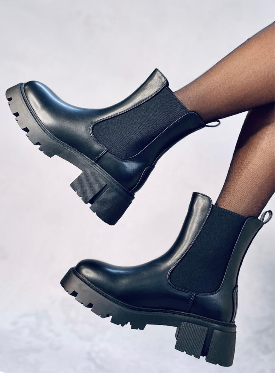 Botine înalte de culoare neagră