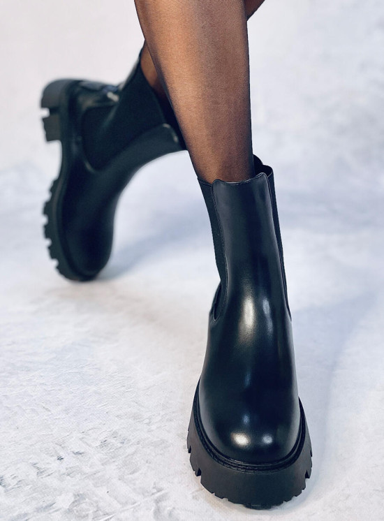 Botine înalte de culoare neagră