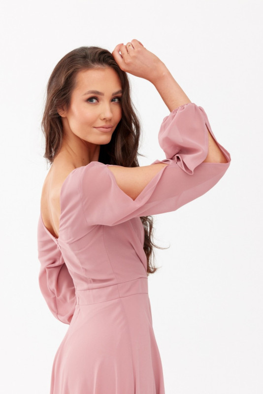 Rochie maxi asimetrică cu mâneci lungi în roz închis