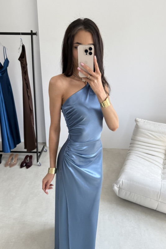 Rochie maxi satinată pe un umăr, albastru denim