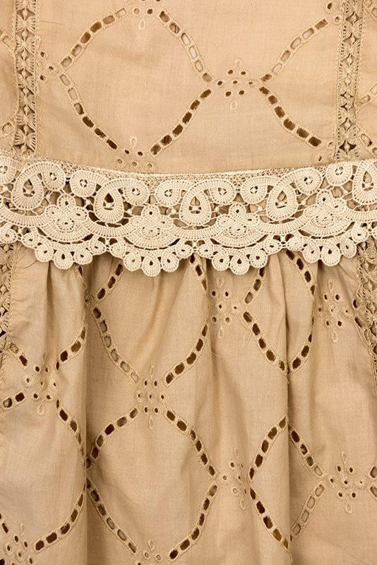 Rochie maro deschis cu dantelă și broderie
