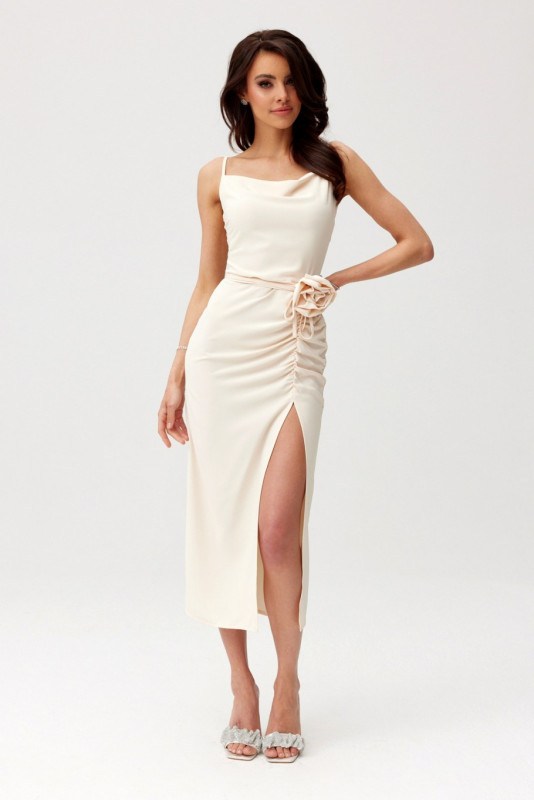 Rochie midi cu drapaj și trandafir decorativ în bej deschis