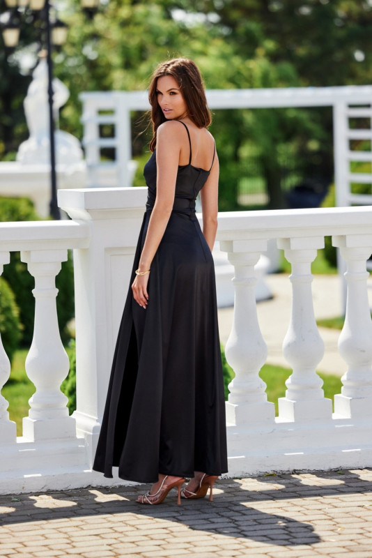 Rochie maxi din satin neagră cu bretele subțiri
