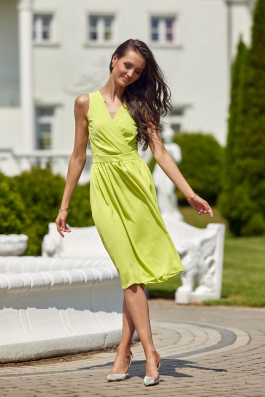 Rochie midi lime cu decolteu petrecut și bretele late