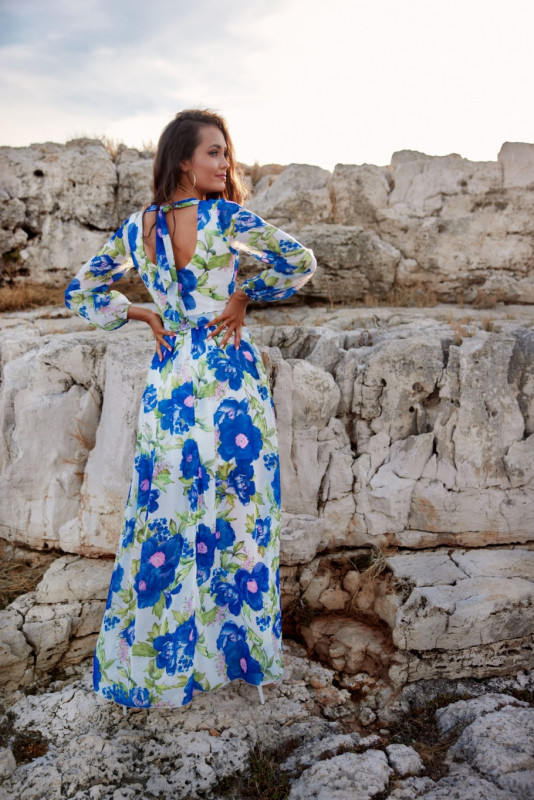 Rochie lungă cu model și legare la spate