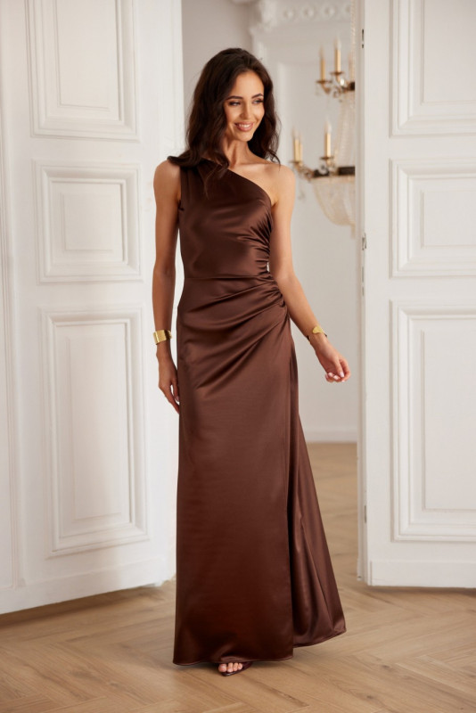 Rochie maxi satinată pe un umăr, maro