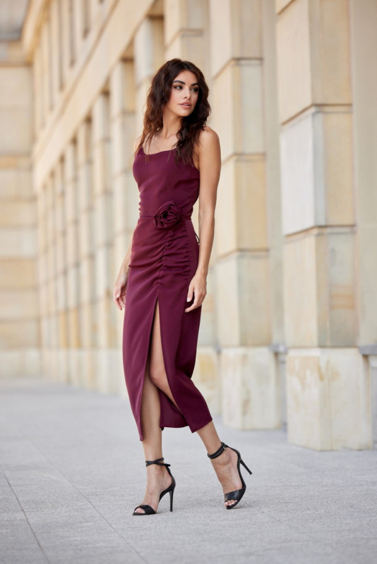 Rochie midi cu drapaj și trandafir decorativ în culoare bordo