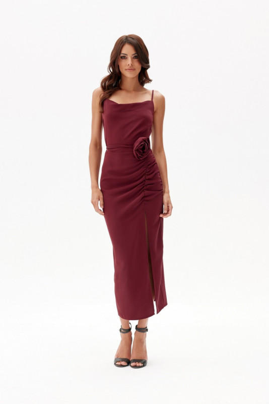 Rochie midi cu drapaj și trandafir decorativ în culoare bordo