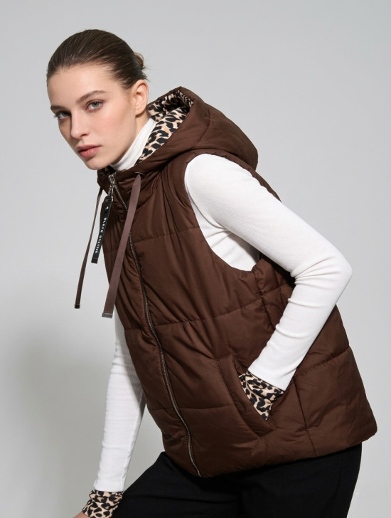 Vestă reversibilă cu imprimeu leopard, maro ciocolatiu
