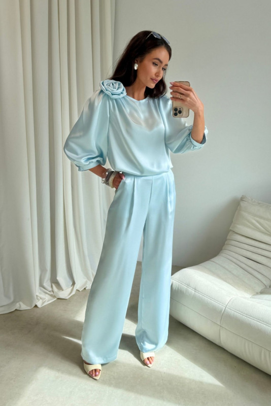 Pantaloni în nuanță baby blue