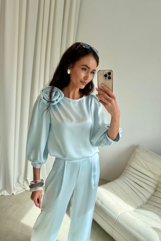 Pantaloni în nuanță baby blue