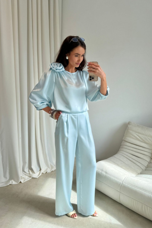 Pantaloni în nuanță baby blue