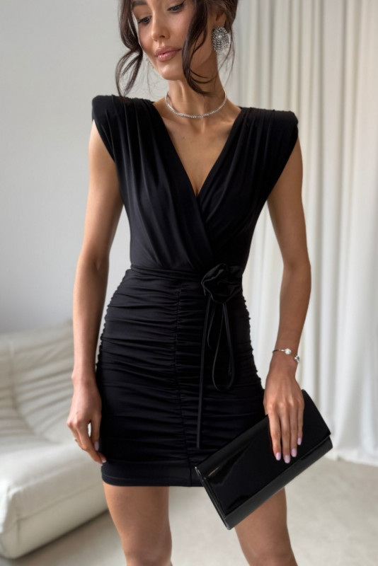 Rochie mini neagră cu decolteu petrecut și curea decorativă