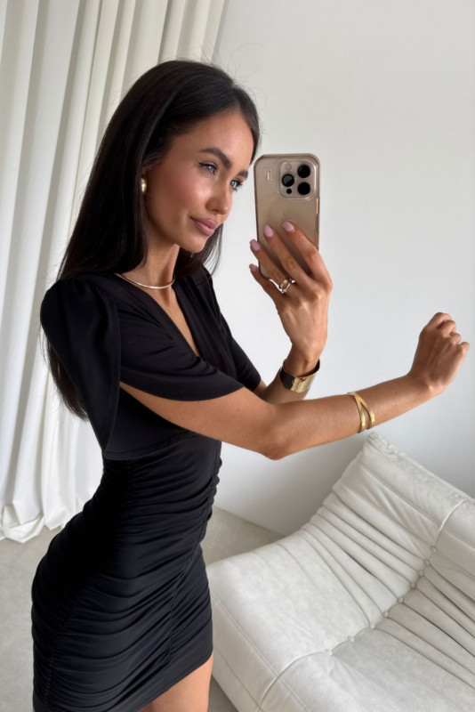 Rochie mini neagră cu drapaj și decolteu petrecut