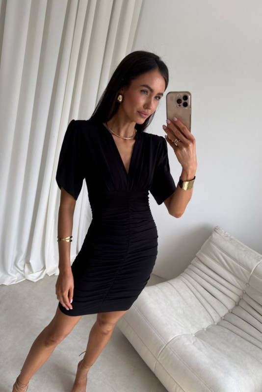 Rochie mini neagră cu drapaj și decolteu petrecut
