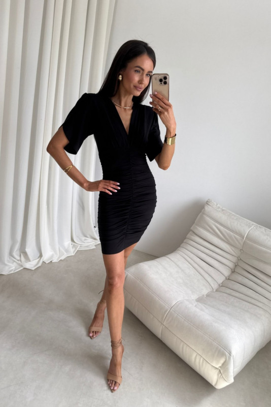 Rochie mini neagră cu drapaj și decolteu petrecut