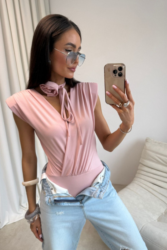 Body roz pudrat cu curea decorativă