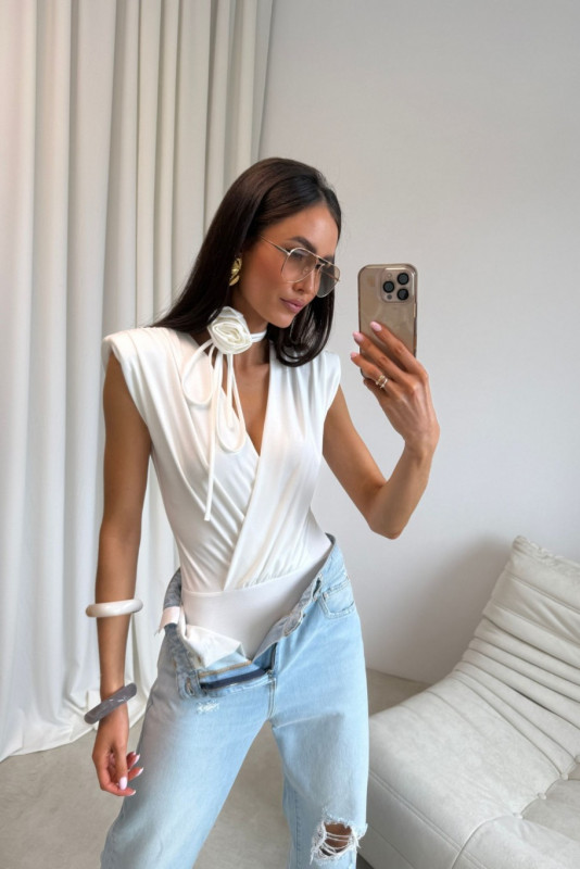 Body ecru cu curea decorativă