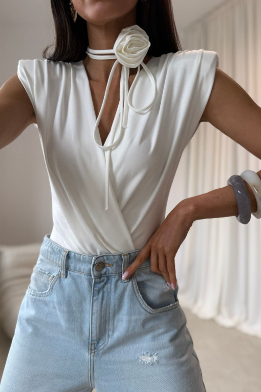Body ecru cu curea decorativă