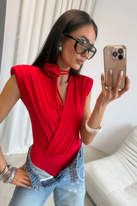 Body roșu Solene cu curea decorativă