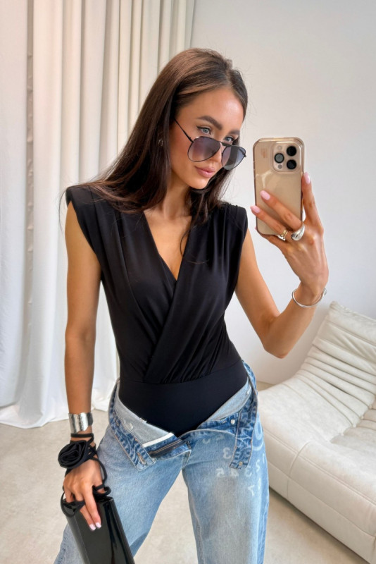 Body negru cu curea decorativă