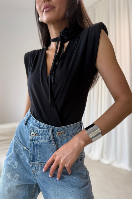 Body negru cu curea decorativă