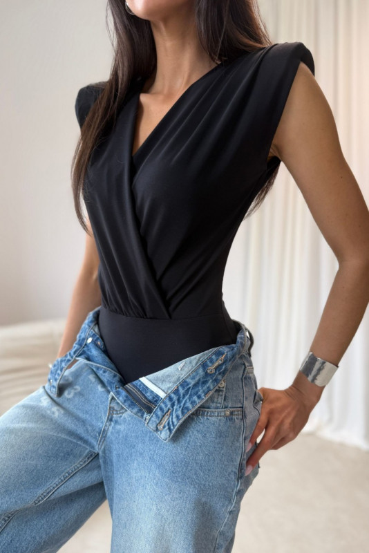 Body negru cu curea decorativă