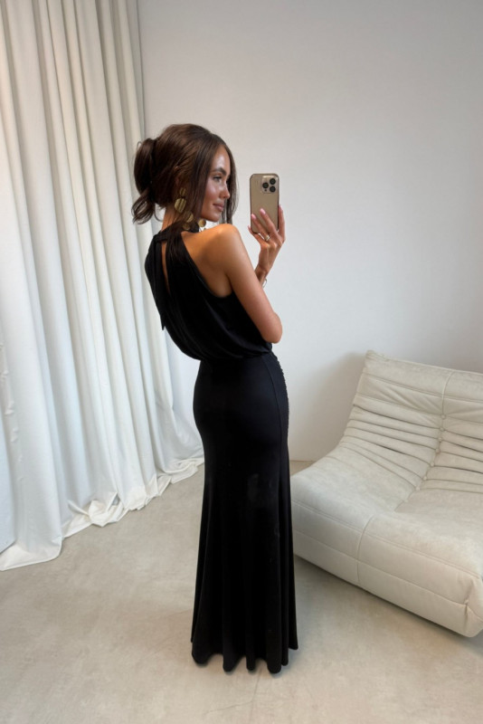 Rochie maxi lungă neagră cu decolteu spectaculos