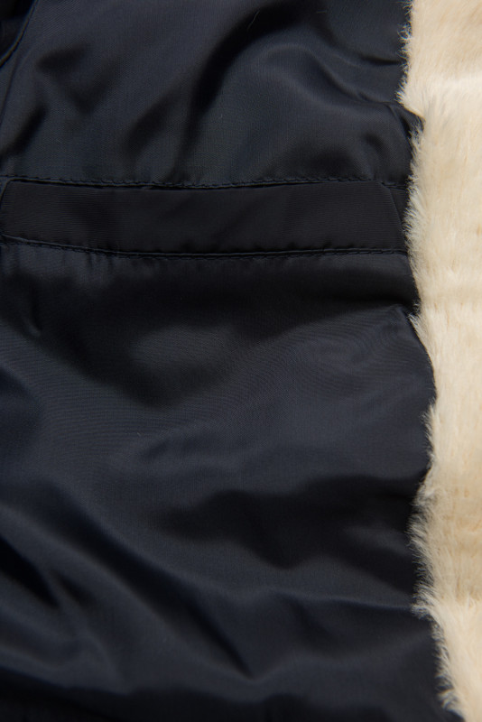 Geacă matlasată bleumarin într-o croială parka