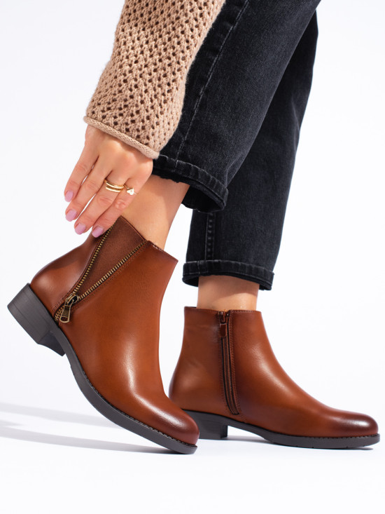 Botine joase maro cu fermoar decorativ