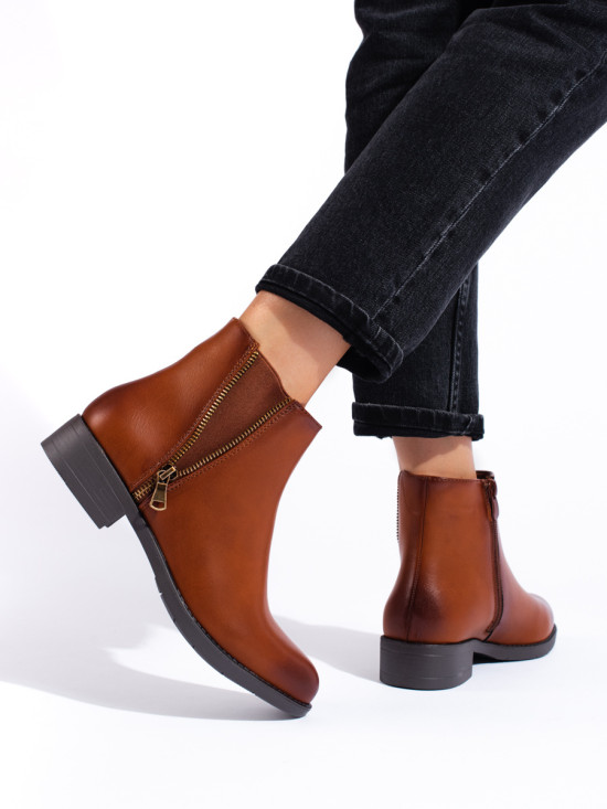Botine joase maro cu fermoar decorativ