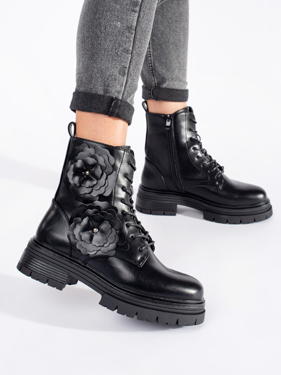 Botine negre căptușite cu flori
