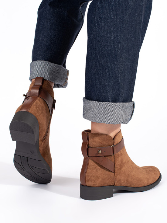 Botine din suede maro cu curea decorativă
