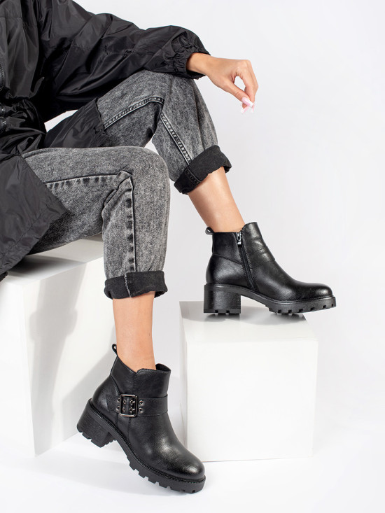Botine negre din piele cu toc și cataramă decorativă