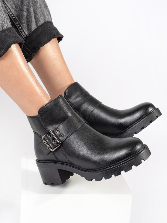Botine negre din piele cu toc și cataramă decorativă