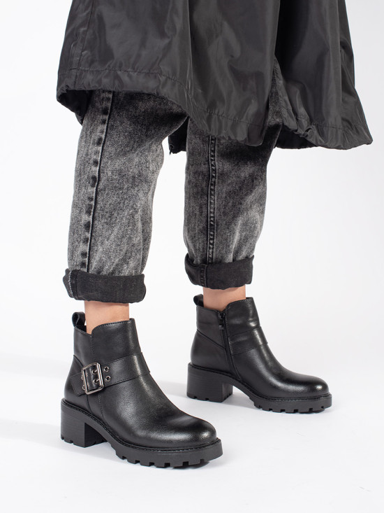 Botine negre din piele cu toc și cataramă decorativă