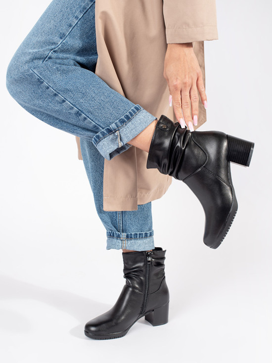 Botine negre din piele cu toc și guler plisat