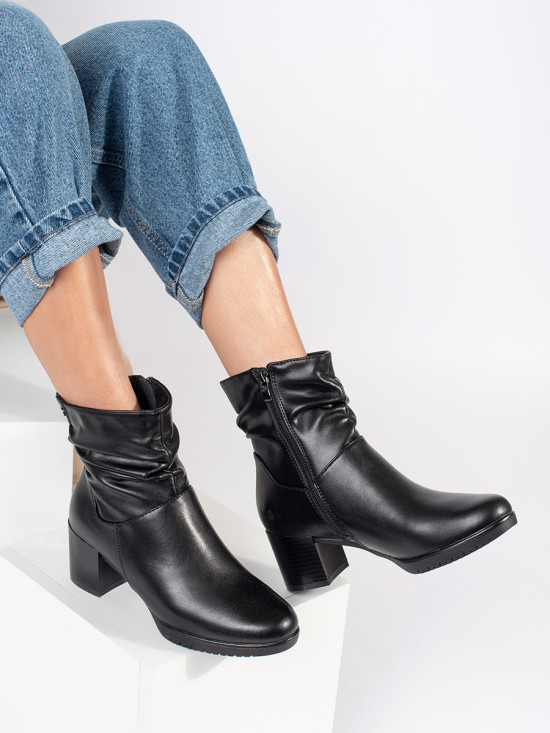 Botine negre din piele cu toc și guler plisat