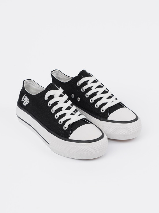 Adidași negri cu inscripția Love