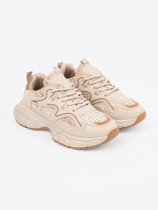 Sneakersi bej deschis pe platformă