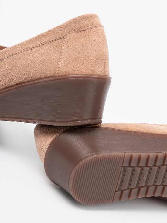Pantofi bej cu toc din suede