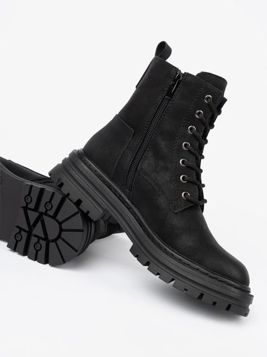 Botine negre cu șireturi și talpă antiderapantă