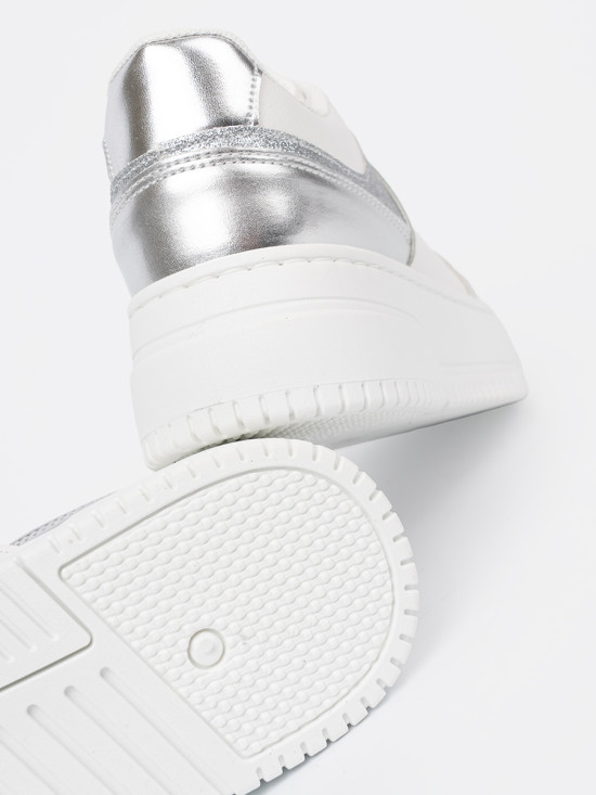 Sneakersi alb-argintii cu detalii strălucitoare