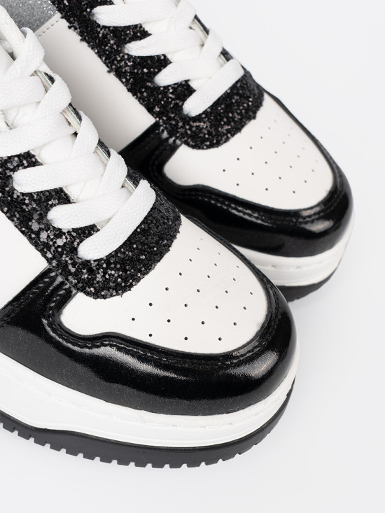 Sneakersi negri-albi cu detalii argintii strălucitoare