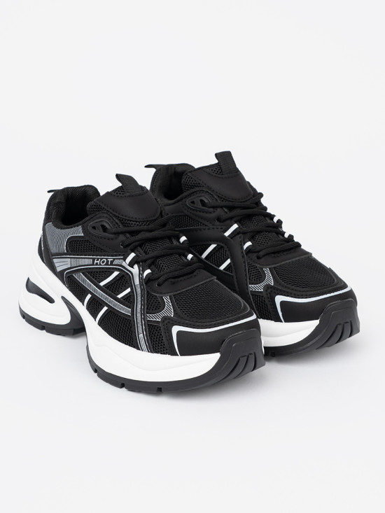 Sneakersi negri cu partea superioară respirabilă și talpă albă masivă