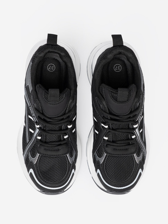 Sneakersi negri cu partea superioară respirabilă și talpă albă masivă