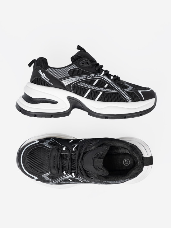 Sneakersi negri cu partea superioară respirabilă și talpă albă masivă