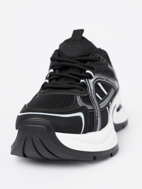 Sneakersi negri cu partea superioară respirabilă și talpă albă masivă