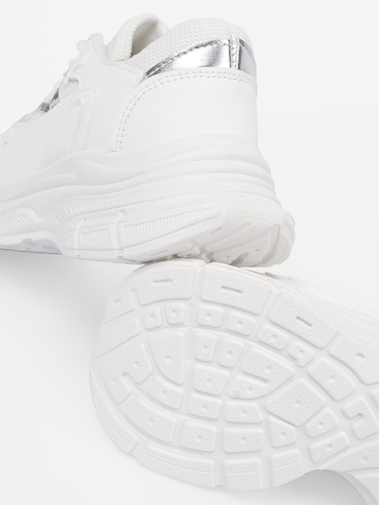 Pantofi sport albi cu accent decorativ